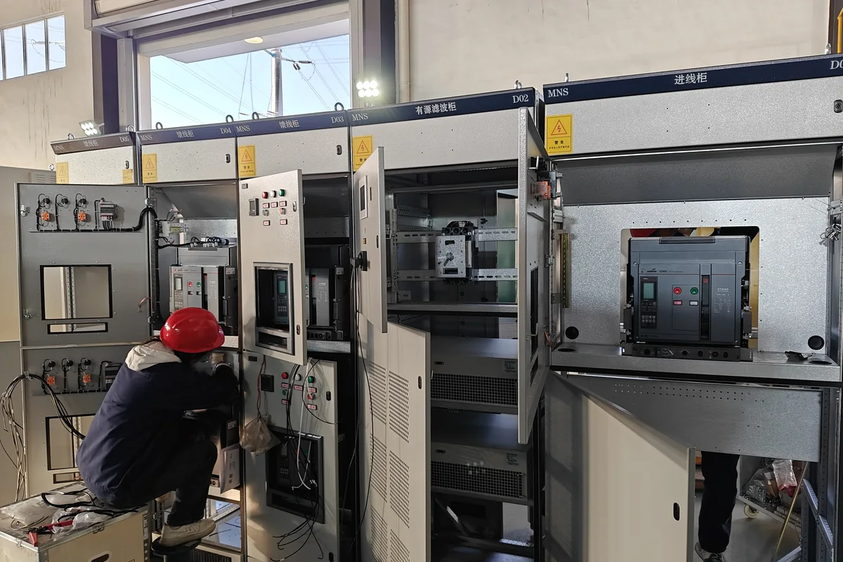 Low-voltage switchgear cabinet assembly